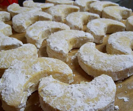 Kavala cookies (hand made) w/Almond per lb resmi